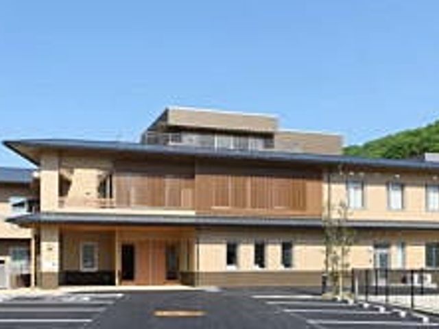 二階建ての外観 外観 広々とした駐車場があり、アクセスが便利な二階建ての建物です。