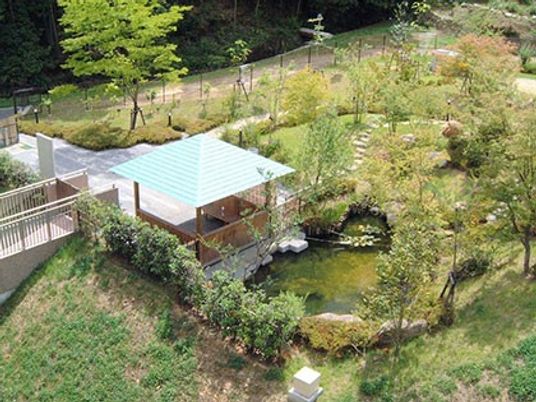 緑に囲まれた庭  