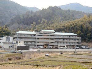 山間に立つ建物の外観