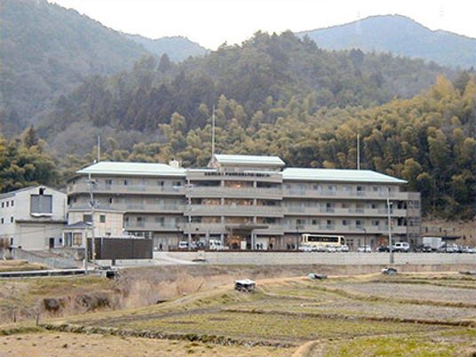山間に立つ建物の外観