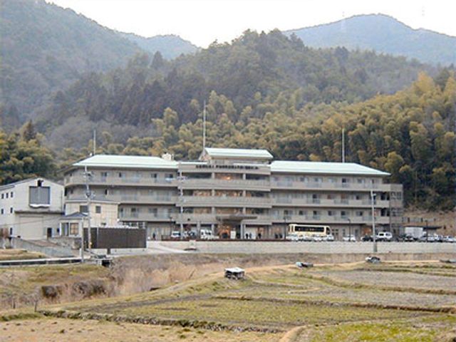 山間に立つ建物の外観
