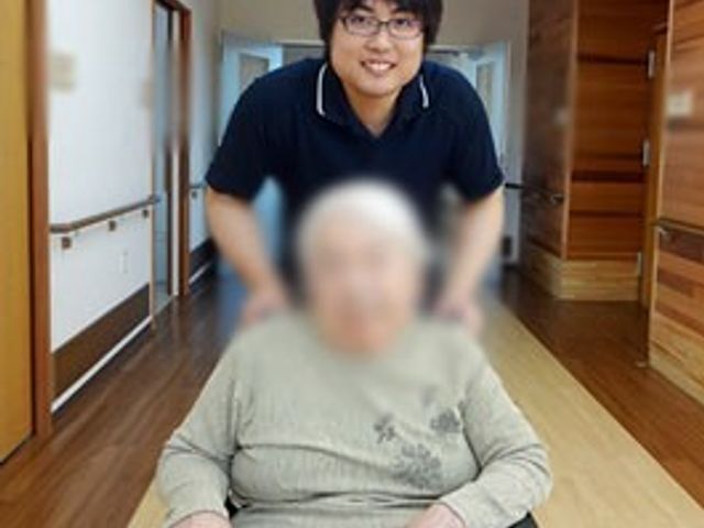 明るい廊下 廊下 広々とした廊下で、笑顔で対応するスタッフが印象的です。自然な明るさが心地よいです。