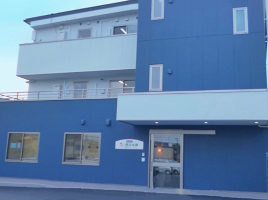 青い建物の外観