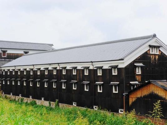 黒壁の建物外観  