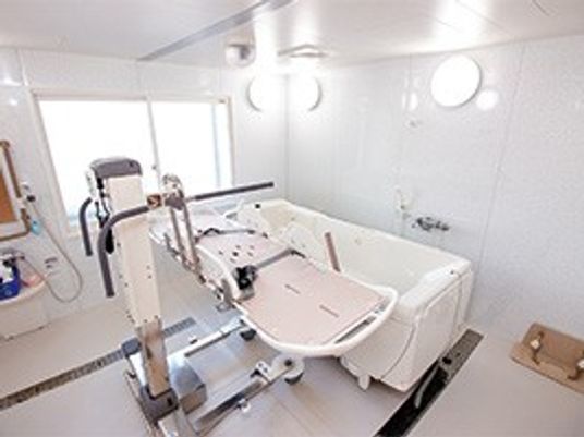 入浴用ベッドのある浴室  