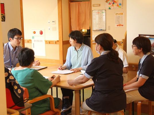 会議中のスタッフ集会室  
