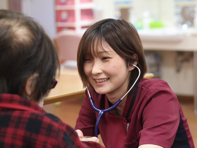 笑顔のケアスタッフと利用者