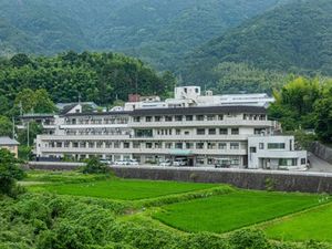 自然に囲まれた外観  