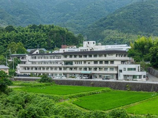 自然に囲まれた外観  
