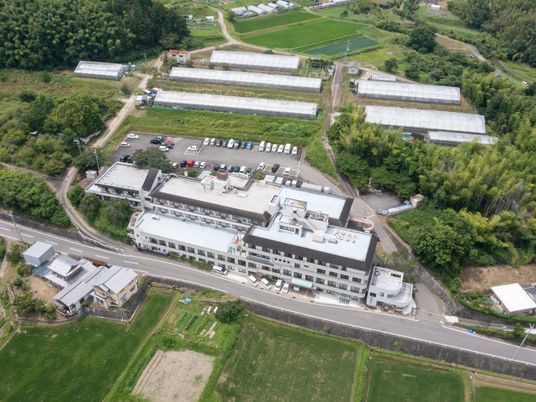田園に囲まれた施設外観  