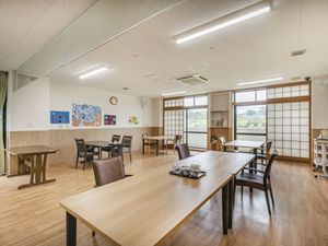 明るい食堂の様子  