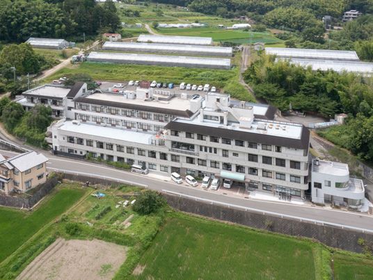 田園に建つ施設外観  