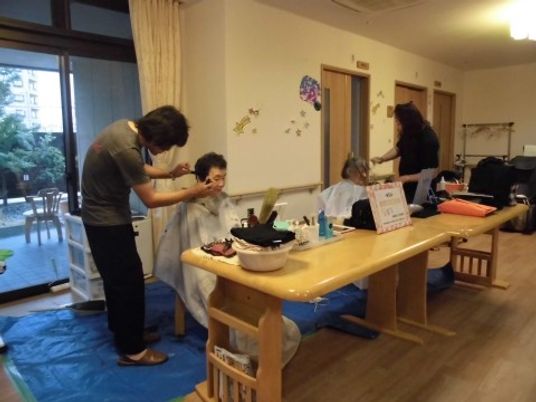 理美容活動の様子