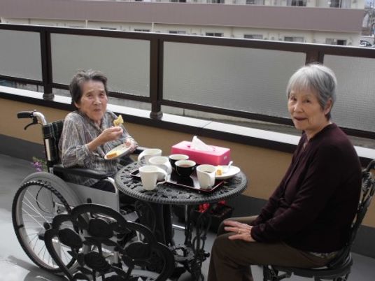 テラスでお茶する人々