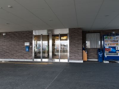 施設のエントランス外観