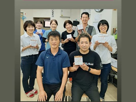 スタッフ集合の室内  