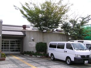 施設の外観と車両  