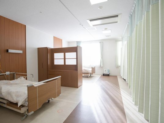 明るい居室のベッド空間  