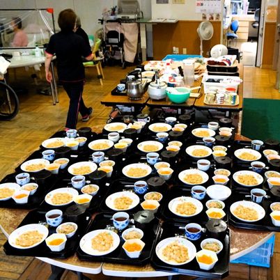 食事準備中のダイニングルーム