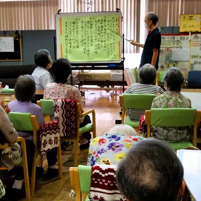 講義を受ける人々の様子