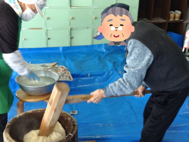 ゆで麺の調理活動 多目的室 みなさまが共に手を取り合って粉をこね、ゆで麺作りを楽しんでいる様子です。