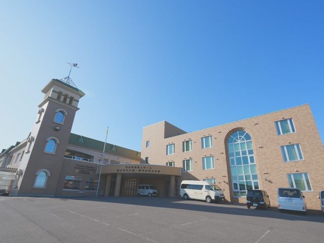 外観の建物正面 外観   青空の下に、落ち着いた色合いの建物が広がっています。車寄せもあり、送迎時の動線が見やすい外観です。