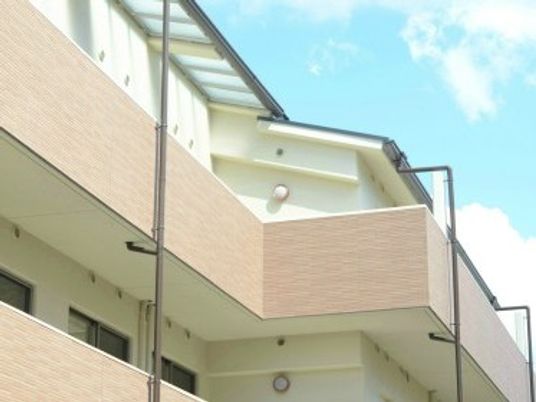 明るい外観の建物  