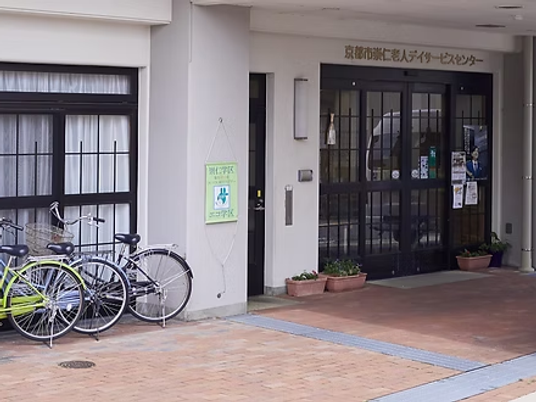 自転車が置かれた入口  