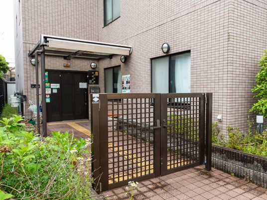 施設入口と緑の様子
