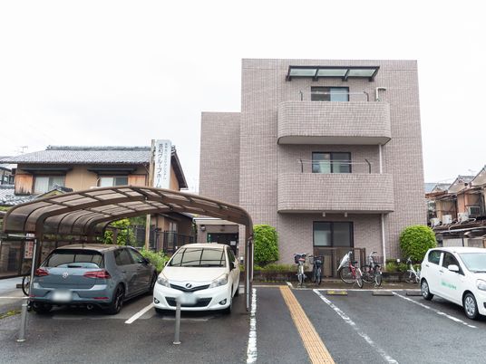駐車場付きの建物正面