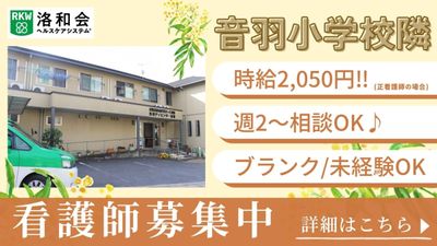 広い駐車場の外観