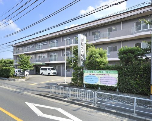 緑に囲まれた外観