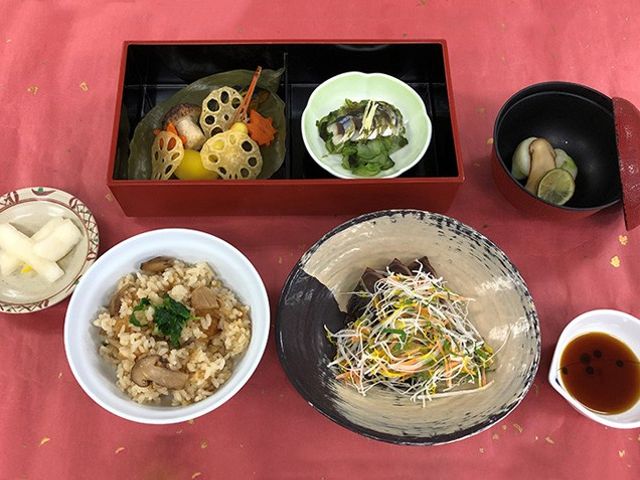 季節感ある料理 料理 彩り豊かな旬の食材を使った料理です。食事も楽しみに働ける職場環境です。
