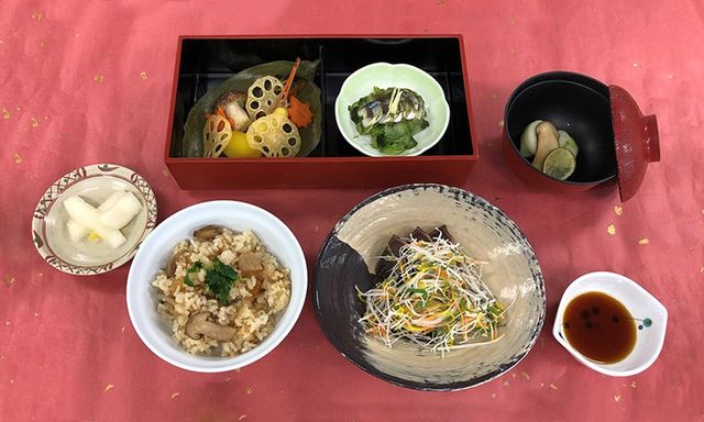 季節感ある料理 料理 彩り豊かな旬の食材を使った料理です。食事も楽しみに働ける職場環境です。