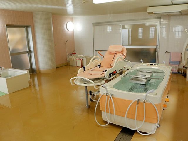 機械浴の部屋 浴室 自然光が差し込む明るい浴室です。最新の設備が整い、快適なケアが可能です。