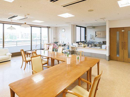 明るい食堂のテーブル  