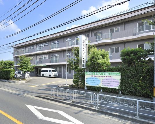 緑に囲まれた外観