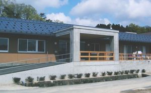 広いスロープのある建物外観