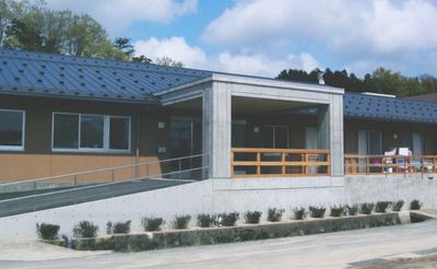 広いスロープのある建物外観