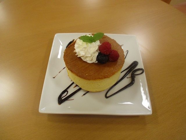 エントランスのケーキ エントランス   美味しそうなケーキが出迎え、訪れる人を和ませる空間になっています。