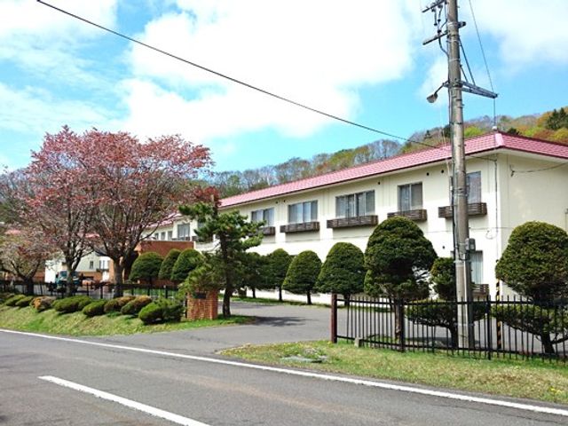 建物の外観 外観   赤い屋根の建物が並び、手前には整えられた植栽があります。広い敷地で、落ち着いた雰囲気が伝わります。