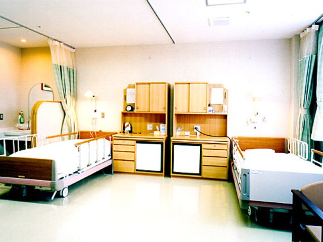 広々とした居室 居室 明るい自然光が差し込む居室です。ベッドが2台あり、快適な環境が整っています。