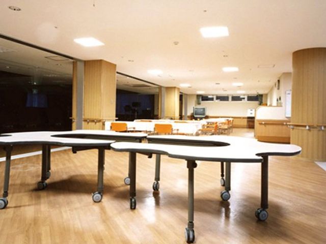 広い食堂 食堂   天井照明が明るい、ゆとりのある食堂です。移動しやすいテーブル配置で、働く場面も見通しがよさそうです。