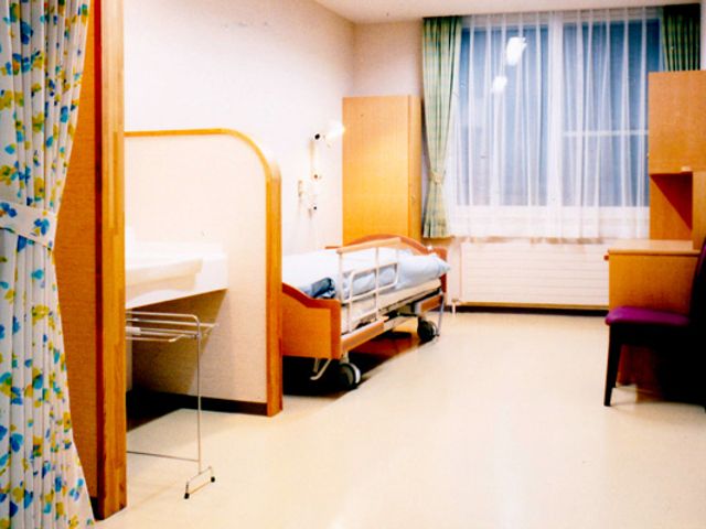 窓付きの居室 居室 広々とした個室は、窓から自然光が差し込む明るい空間です。プライバシーもしっかり守られています。