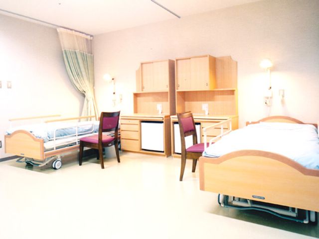 落ち着いた居室 居室   二つのベッドを備えた明るい居室は、プライバシーを大切にした設計です。快適に過ごせる工夫があります。