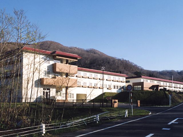 自然に囲まれた外観 外観 自然に囲まれた建物は、穏やかな環境での勤務を希望する方に最適です。