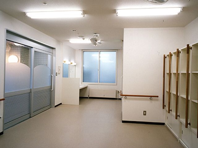 明るい多目的室 多目的室 自然光が差し込む明るい多目的室は、開放感があり様々な活動に適しています。収納も豊富です。