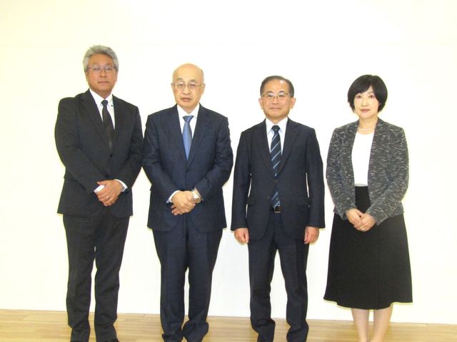 4人のスタッフイメージ スタッフイメージ   スーツ姿の4人が並んで立ち、落ち着いた印象です。職員体制の整った職場を考える際の参考になります。