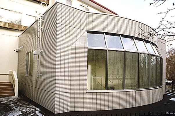 大きな窓の壁面の外観  