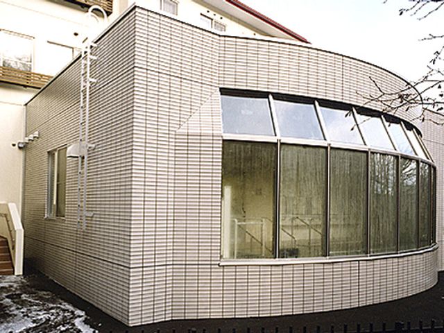 大きな窓の壁面の外観 外観   自然光がたっぷりと入り、穏やかな環境が魅力です。開放的な空間で働きやすさも感じられます。